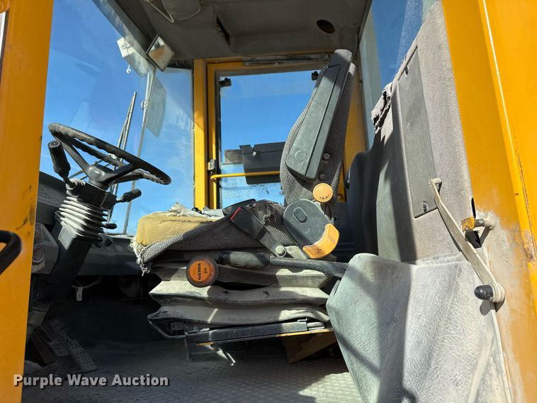 image for item DO7665 1998 Volvo L90C wheel loader