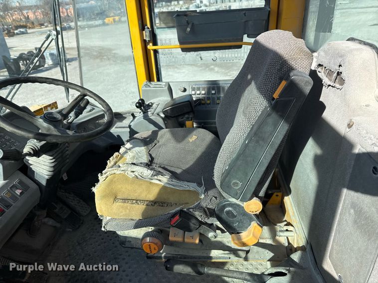 image for item DO7665 1998 Volvo L90C wheel loader