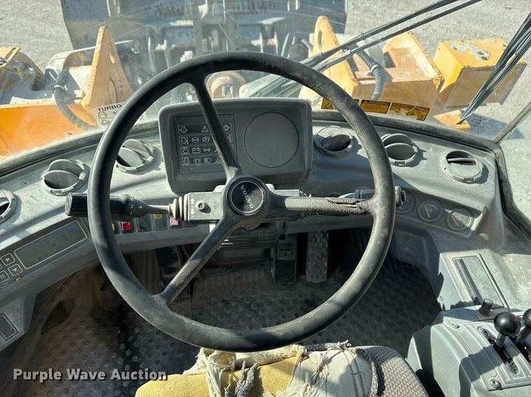 image for item DO7665 1998 Volvo L90C wheel loader