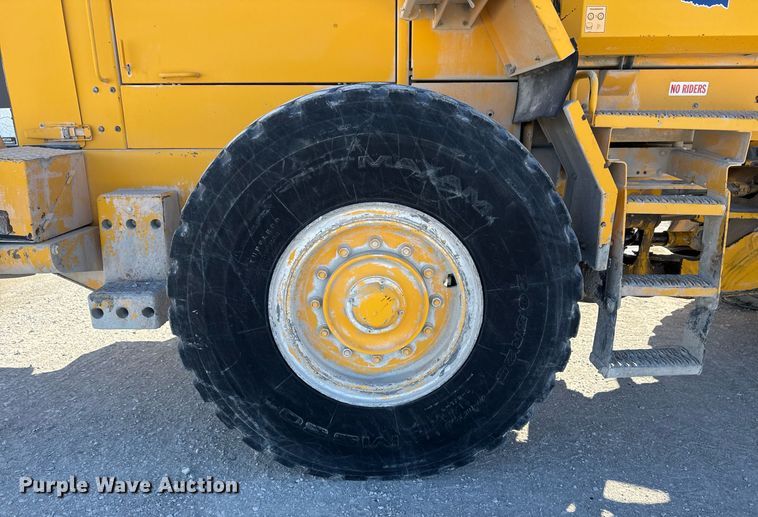 image for item DO7665 1998 Volvo L90C wheel loader