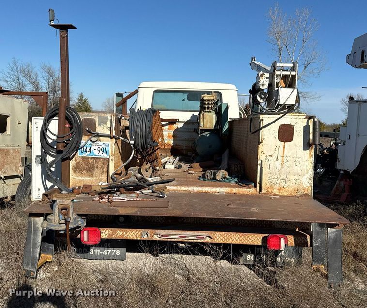 image for item DO7690 1998 International 4700 utility / service truck