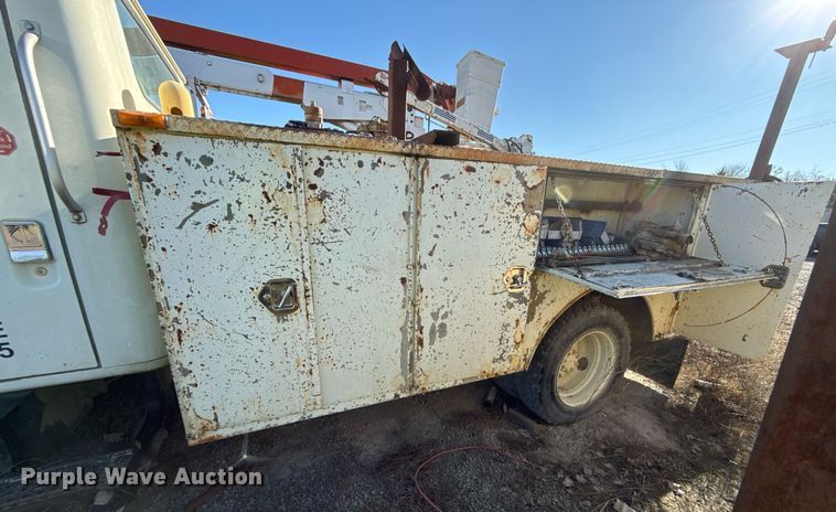 image for item DO7690 1998 International 4700 utility / service truck