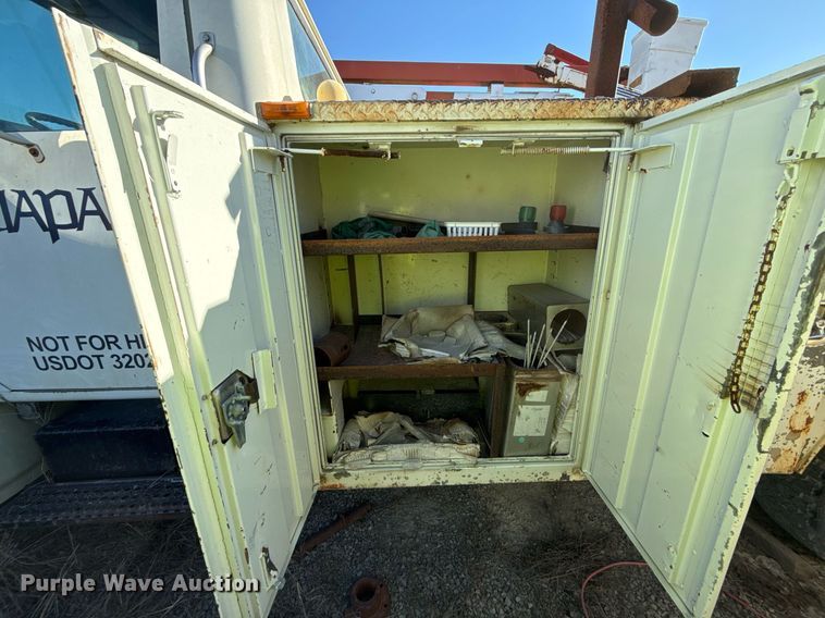 image for item DO7690 1998 International 4700 utility / service truck