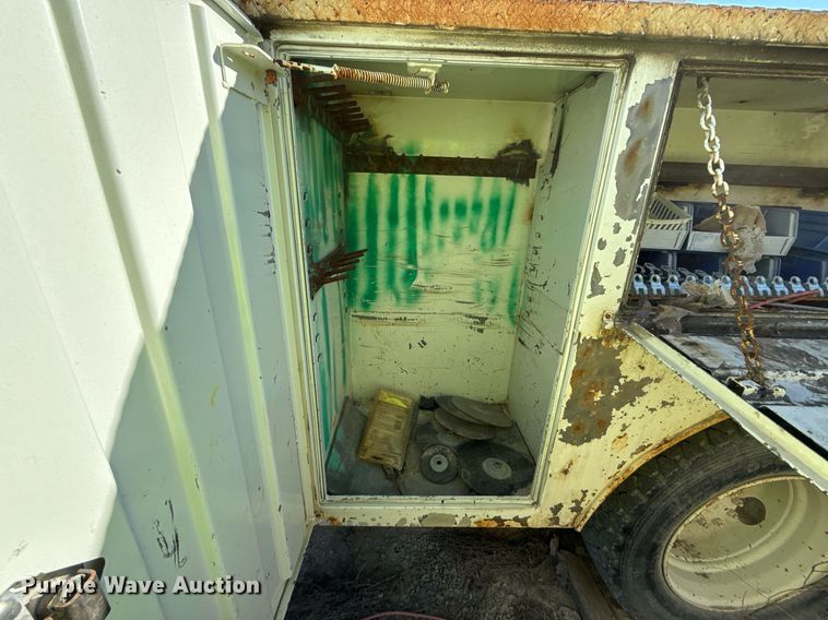 image for item DO7690 1998 International 4700 utility / service truck