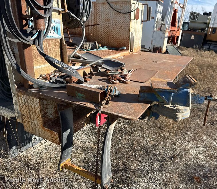 image for item DO7690 1998 International 4700 utility / service truck