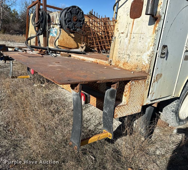 image for item DO7690 1998 International 4700 utility / service truck