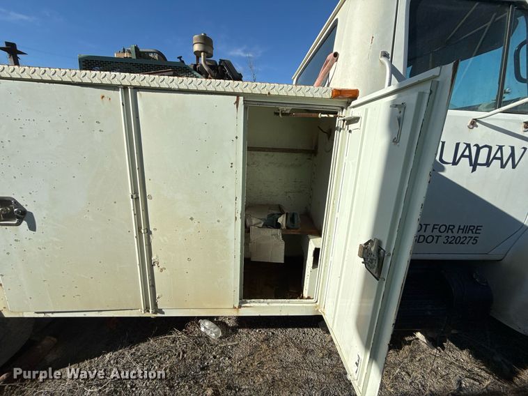 image for item DO7690 1998 International 4700 utility / service truck