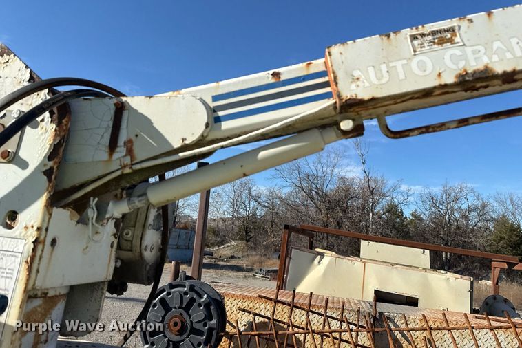 image for item DO7690 1998 International 4700 utility / service truck