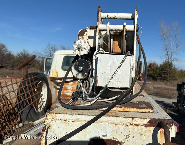 image for item DO7690 1998 International 4700 utility / service truck