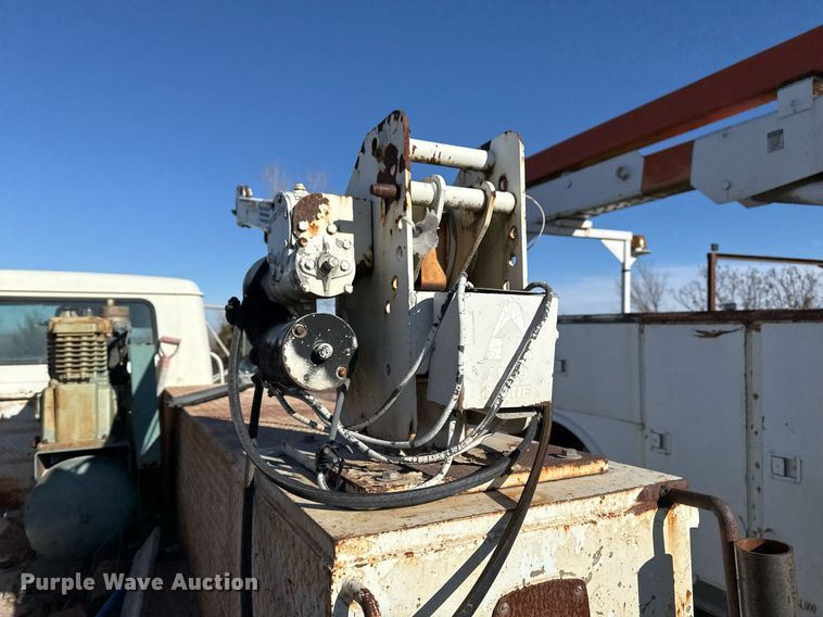 image for item DO7690 1998 International 4700 utility / service truck