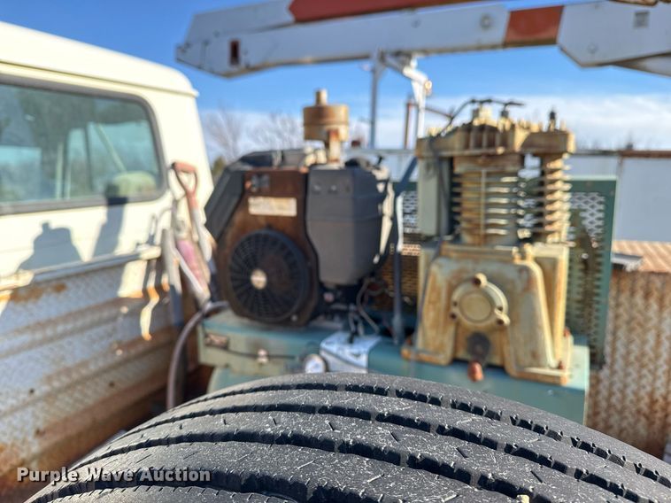 image for item DO7690 1998 International 4700 utility / service truck