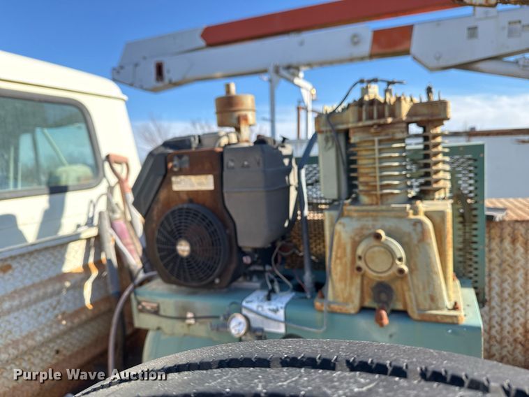 image for item DO7690 1998 International 4700 utility / service truck