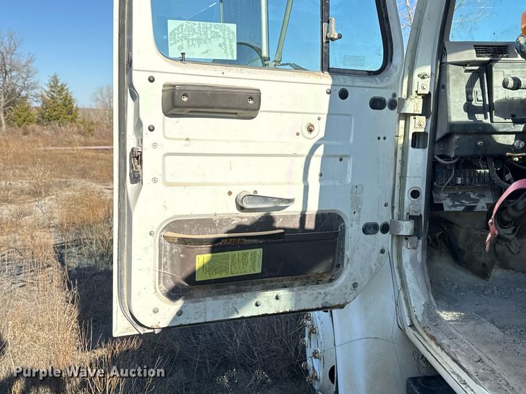 image for item DO7690 1998 International 4700 utility / service truck