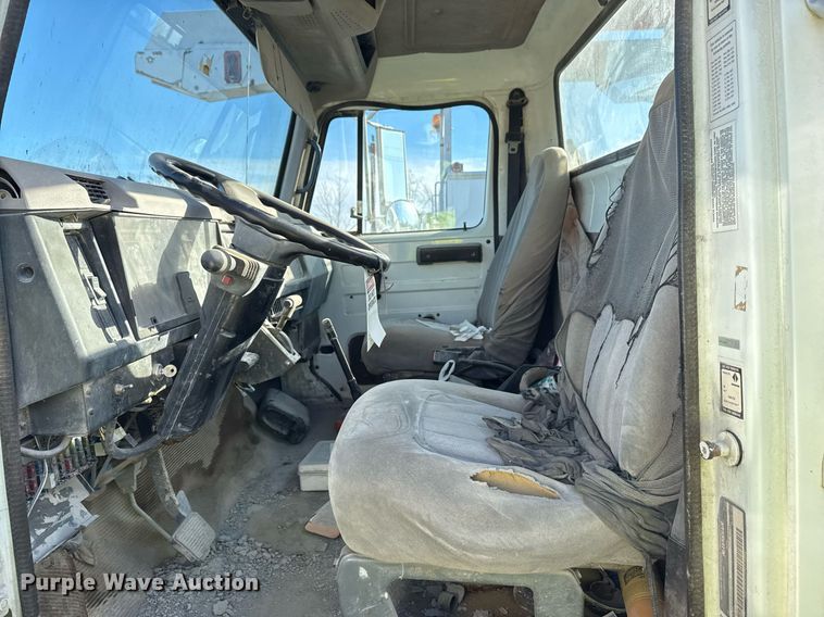 image for item DO7690 1998 International 4700 utility / service truck