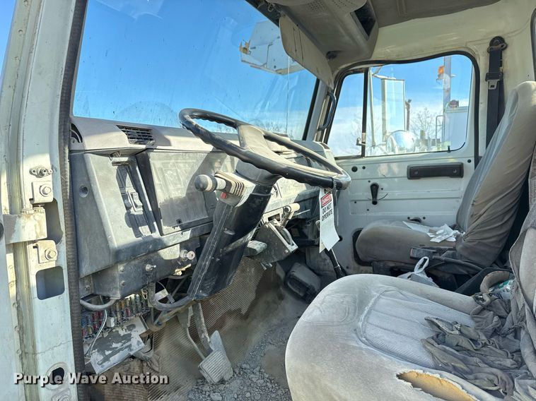 image for item DO7690 1998 International 4700 utility / service truck