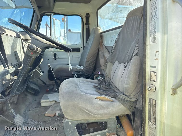 image for item DO7690 1998 International 4700 utility / service truck