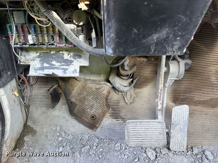 image for item DO7690 1998 International 4700 utility / service truck