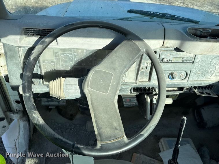 image for item DO7690 1998 International 4700 utility / service truck