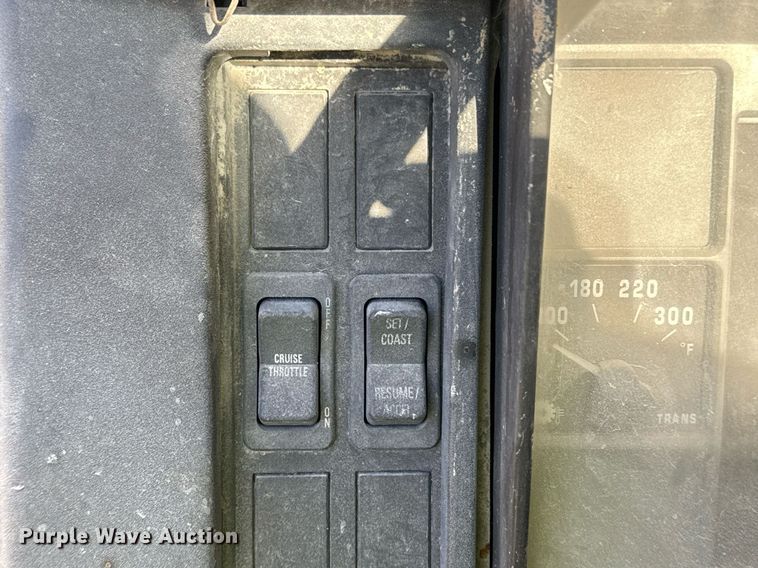 image for item DO7690 1998 International 4700 utility / service truck