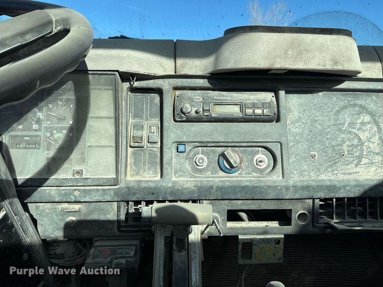 image for item DO7690 1998 International 4700 utility / service truck