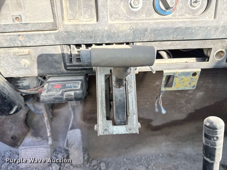 image for item DO7690 1998 International 4700 utility / service truck