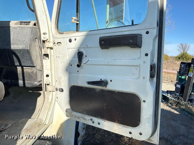 image for item DO7690 1998 International 4700 utility / service truck