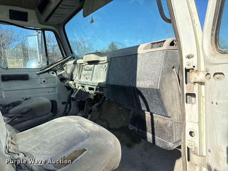 image for item DO7690 1998 International 4700 utility / service truck