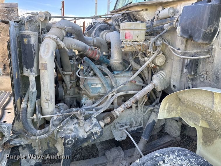 image for item DO7690 1998 International 4700 utility / service truck