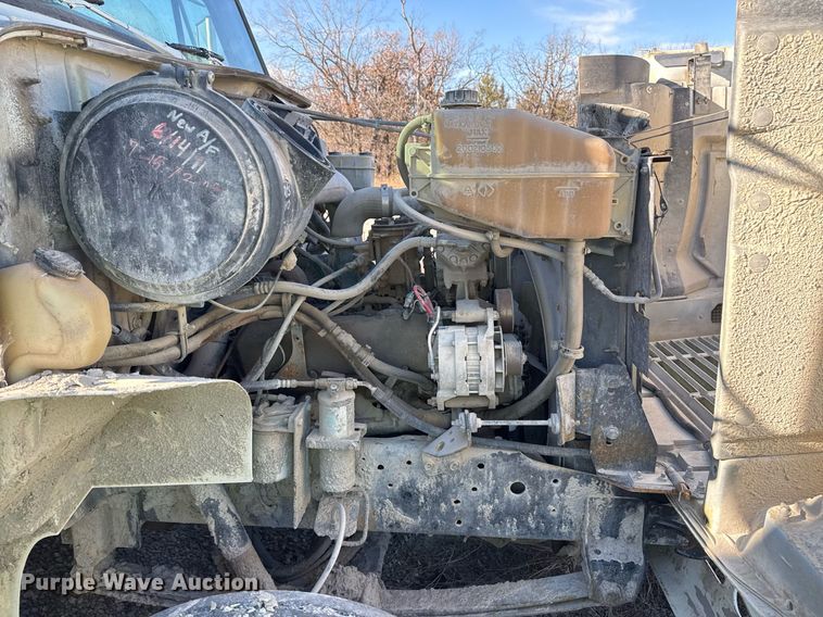 image for item DO7690 1998 International 4700 utility / service truck