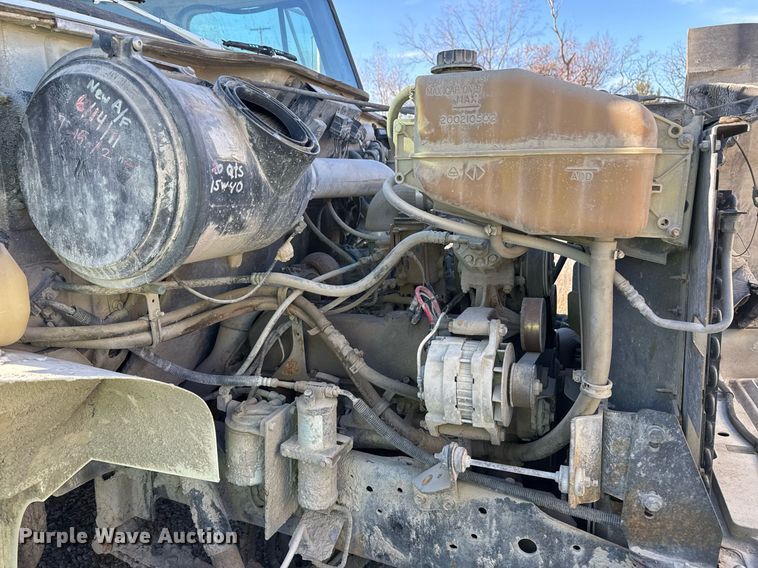 image for item DO7690 1998 International 4700 utility / service truck