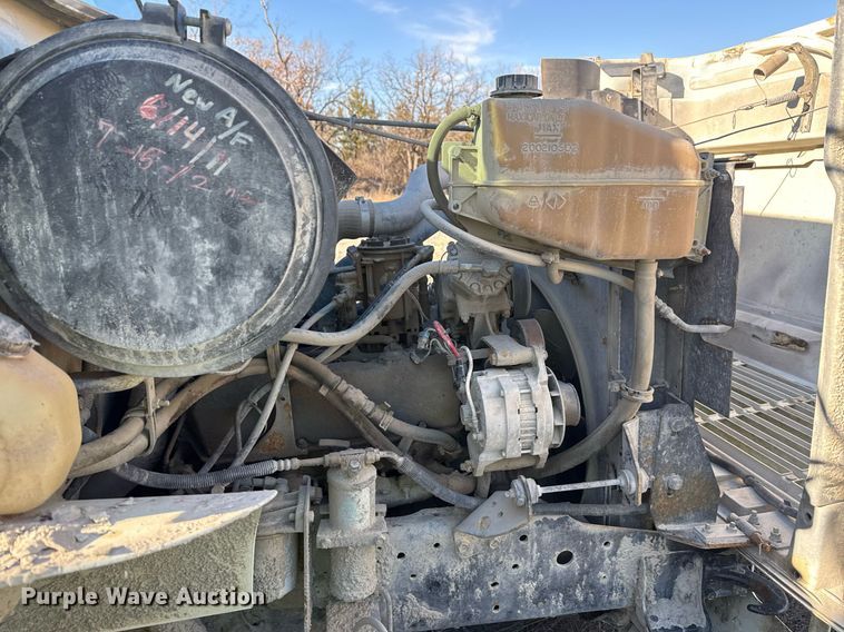 image for item DO7690 1998 International 4700 utility / service truck