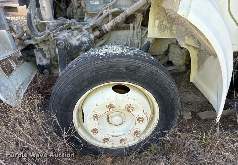 image for item DO7690 1998 International 4700 utility / service truck