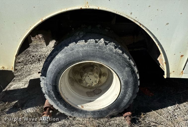 image for item DO7690 1998 International 4700 utility / service truck