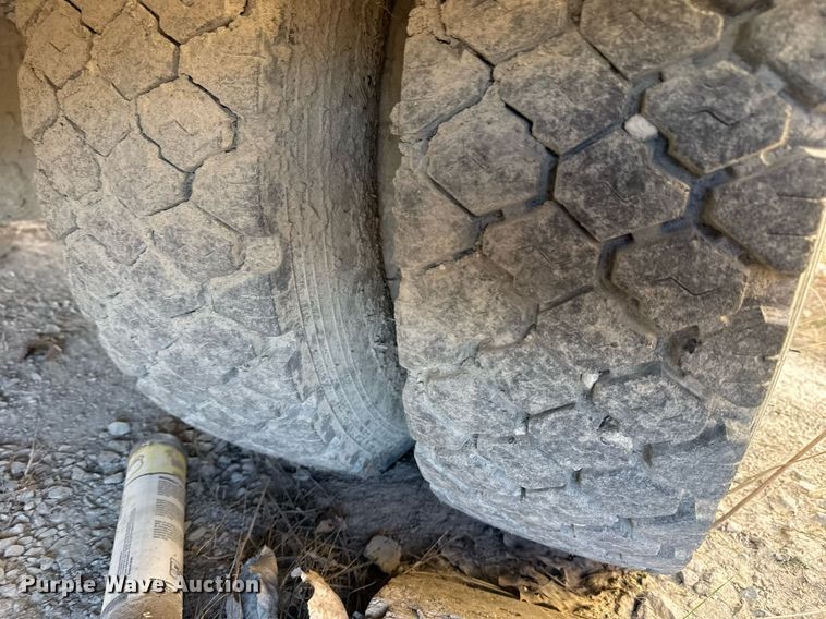 image for item DO7690 1998 International 4700 utility / service truck