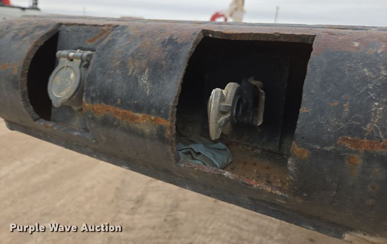 image for item DP6047 1977 Fruehauf  flatbed trailer