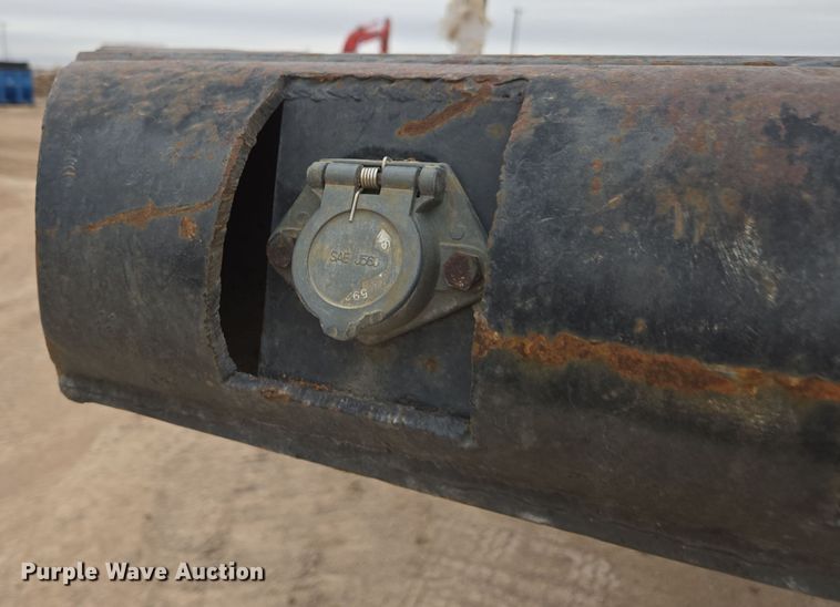 image for item DP6047 1977 Fruehauf  flatbed trailer