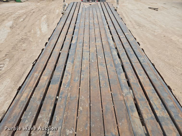 image for item DP6047 1977 Fruehauf  flatbed trailer