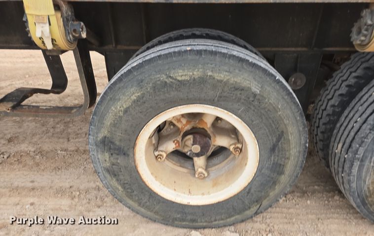 image for item DP6047 1977 Fruehauf  flatbed trailer