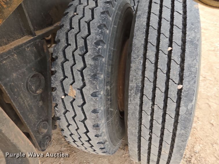 image for item DP6047 1977 Fruehauf  flatbed trailer