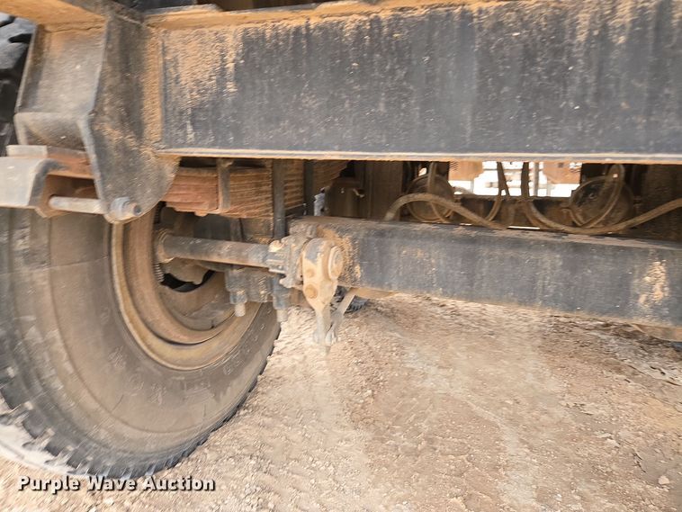 image for item DP6047 1977 Fruehauf  flatbed trailer