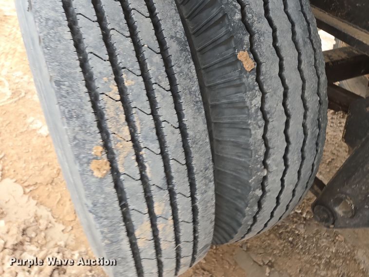 image for item DP6047 1977 Fruehauf  flatbed trailer