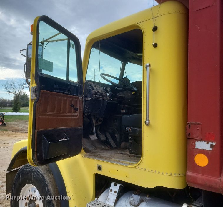 image for item DQ3786 1997 Freightliner dump truck