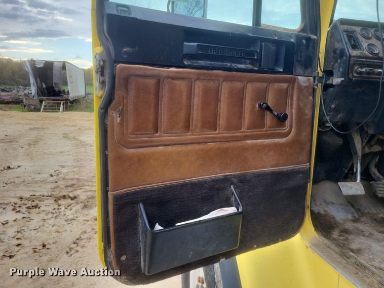 image for item DQ3786 1997 Freightliner dump truck