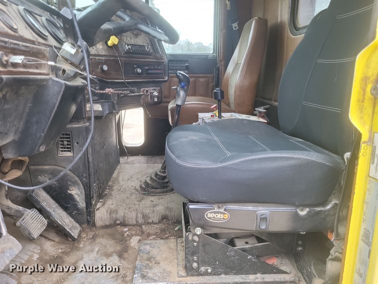 image for item DQ3786 1997 Freightliner dump truck