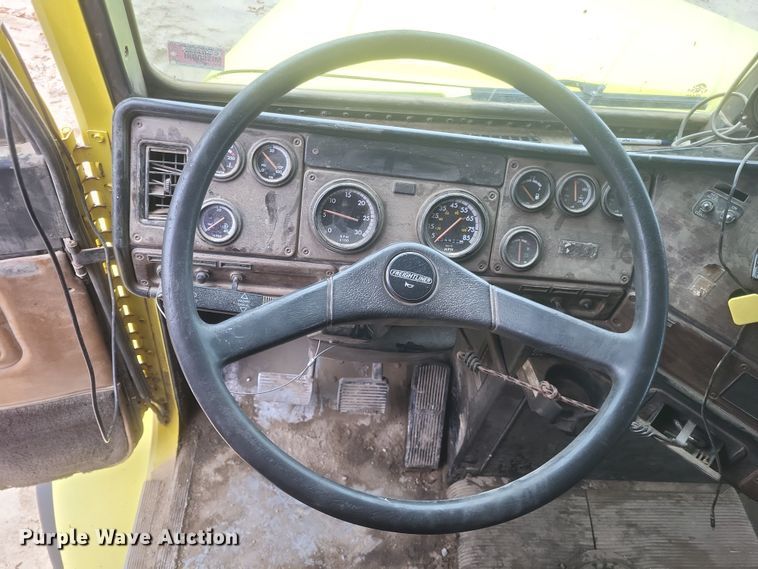 image for item DQ3786 1997 Freightliner dump truck