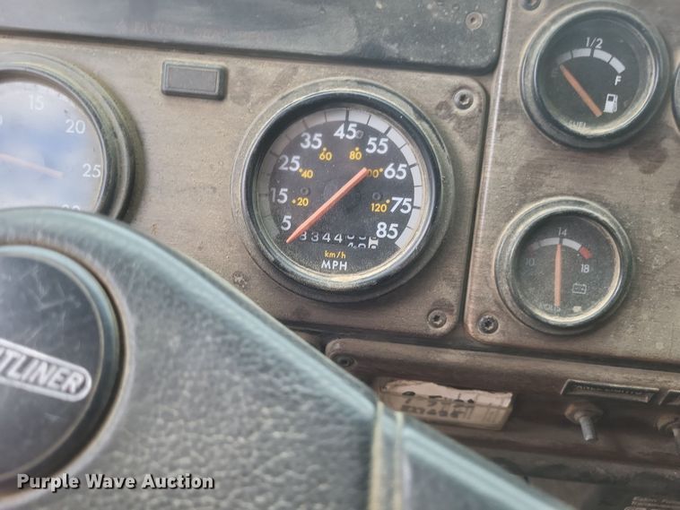 image for item DQ3786 1997 Freightliner dump truck