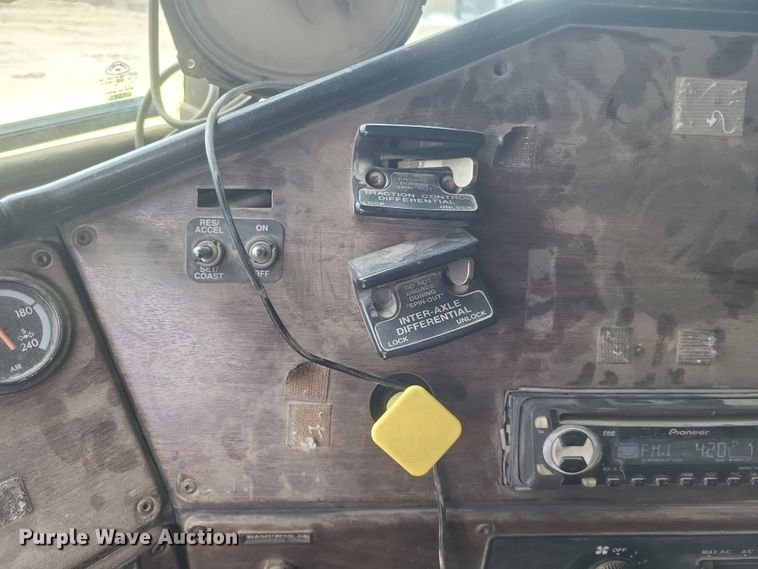 image for item DQ3786 1997 Freightliner dump truck