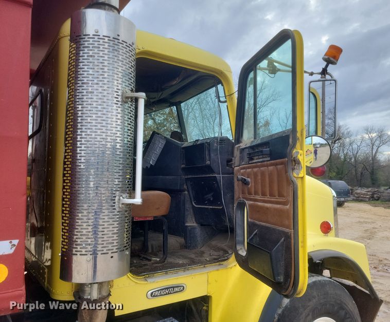 image for item DQ3786 1997 Freightliner dump truck