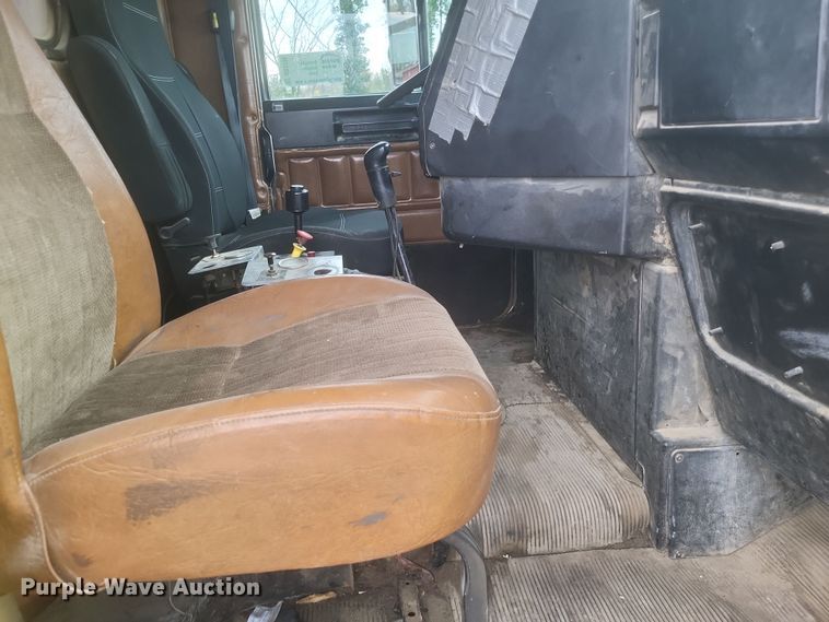 image for item DQ3786 1997 Freightliner dump truck