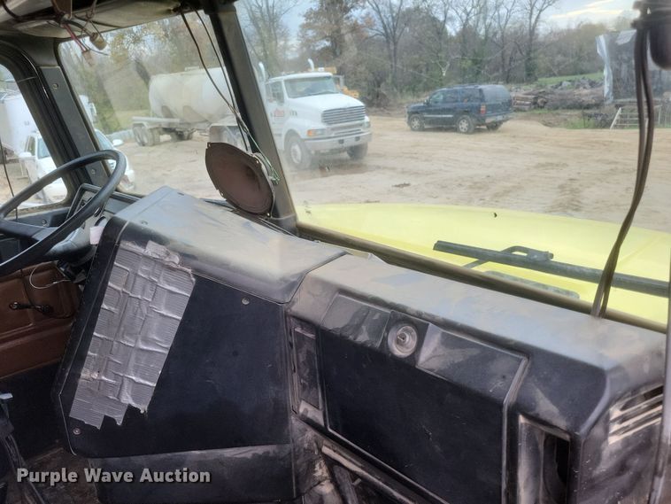 image for item DQ3786 1997 Freightliner dump truck